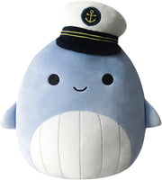 دمية محشوة على شكل حوت أزرق مع قبعة بحار من Squishmallows مقاس 8 بوصات
